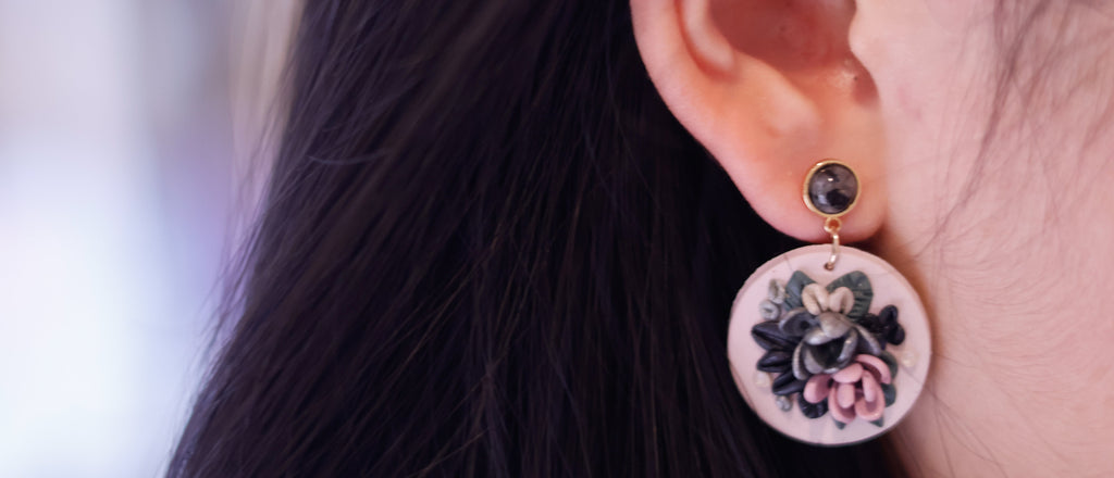 Petal Whisper (black stud)