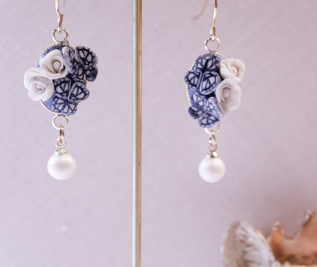 Blue 🦋white roses (oval)
