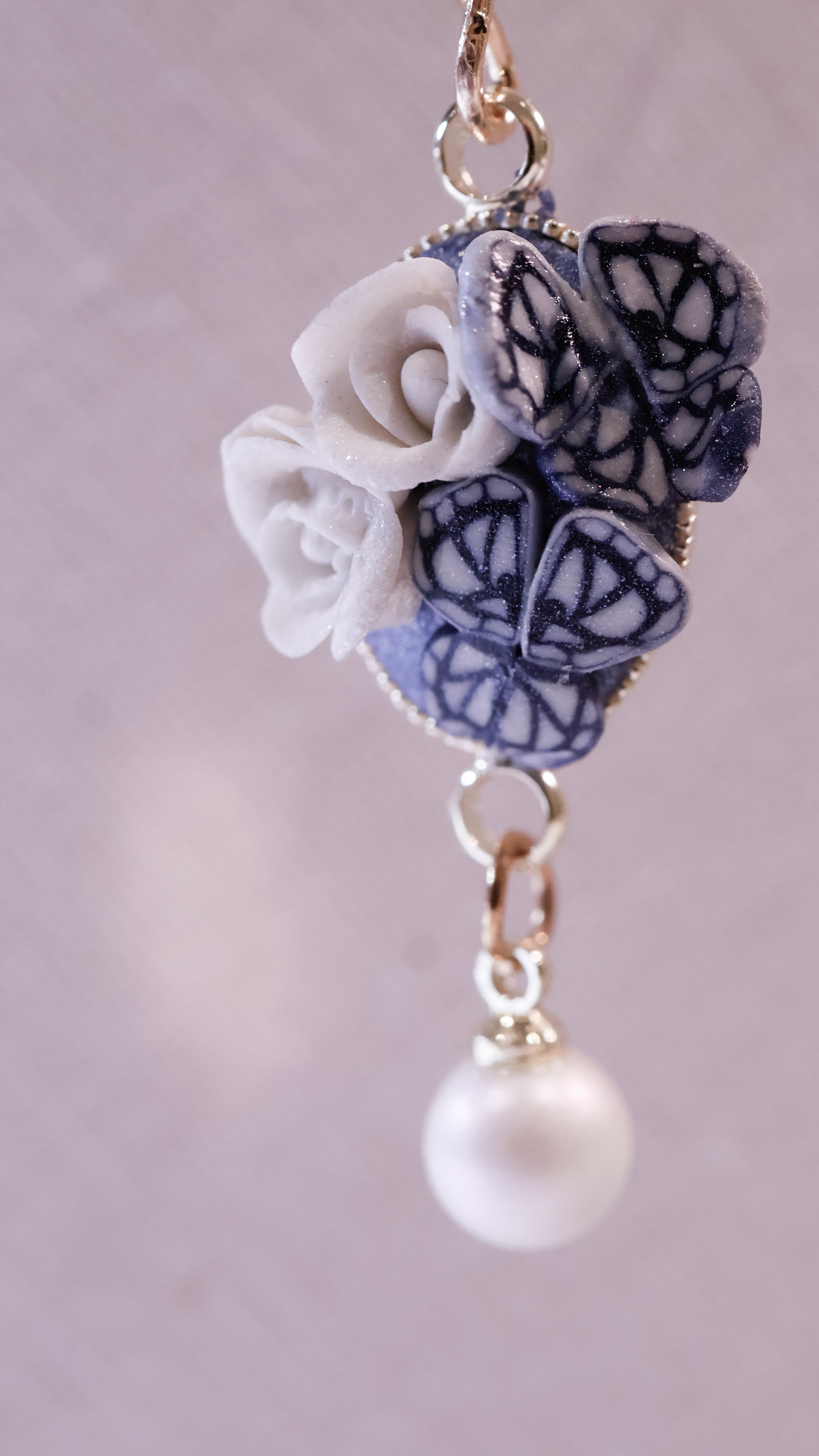 Blue 🦋white roses (oval)