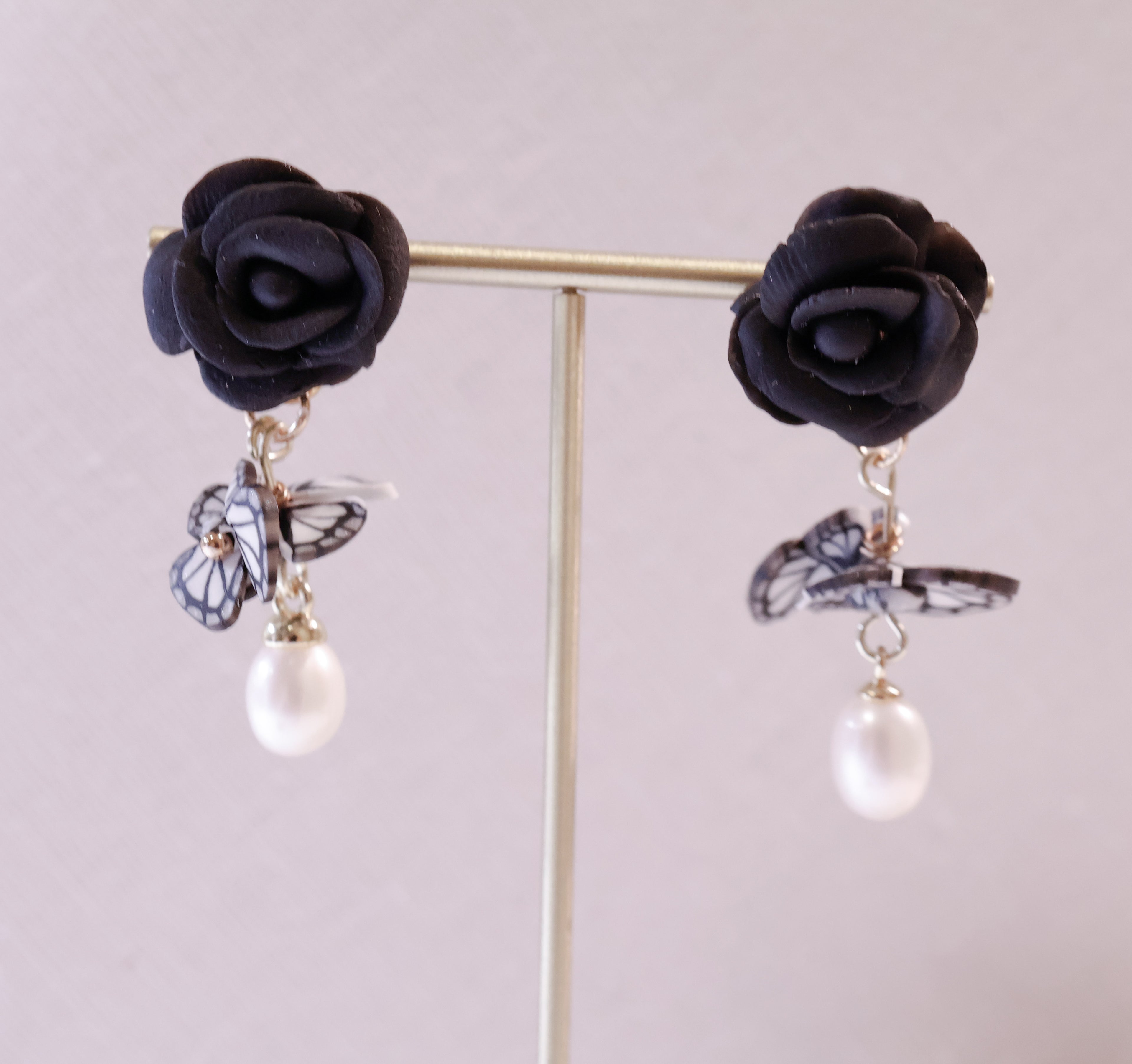 🦋 black roses