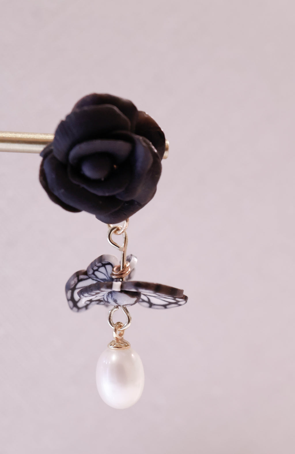 🦋 black roses