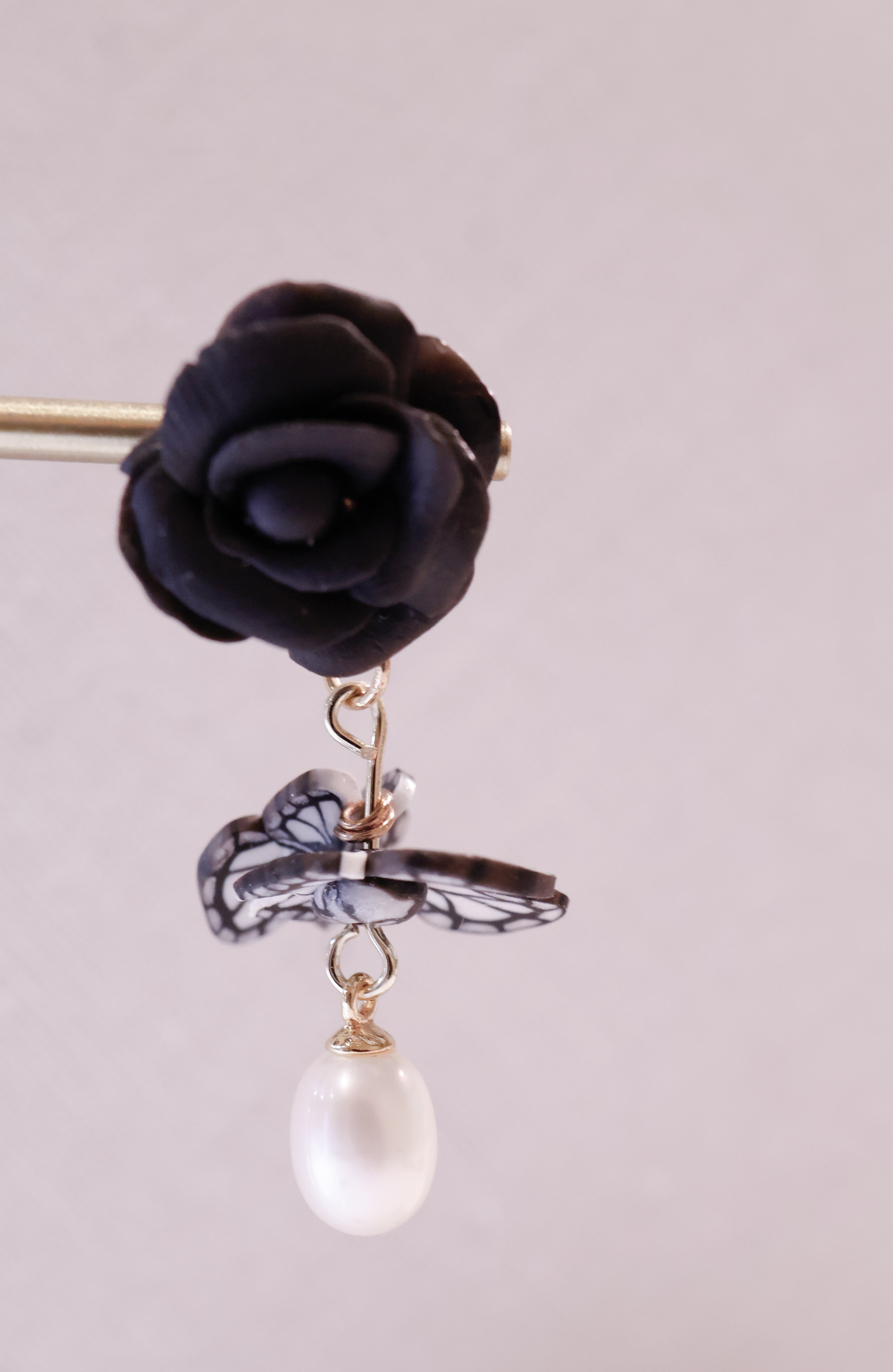 🦋 black roses