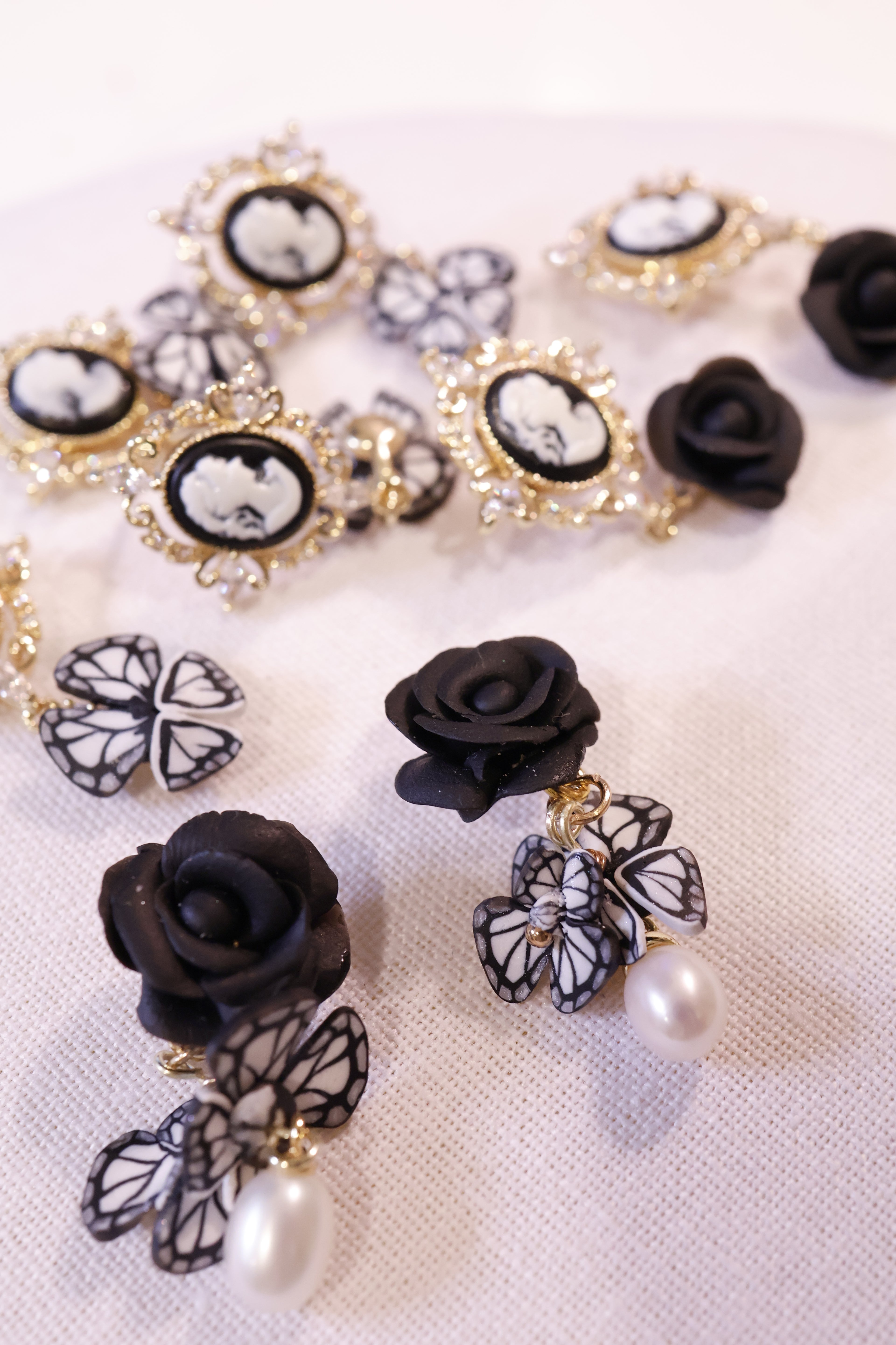 🦋 black roses