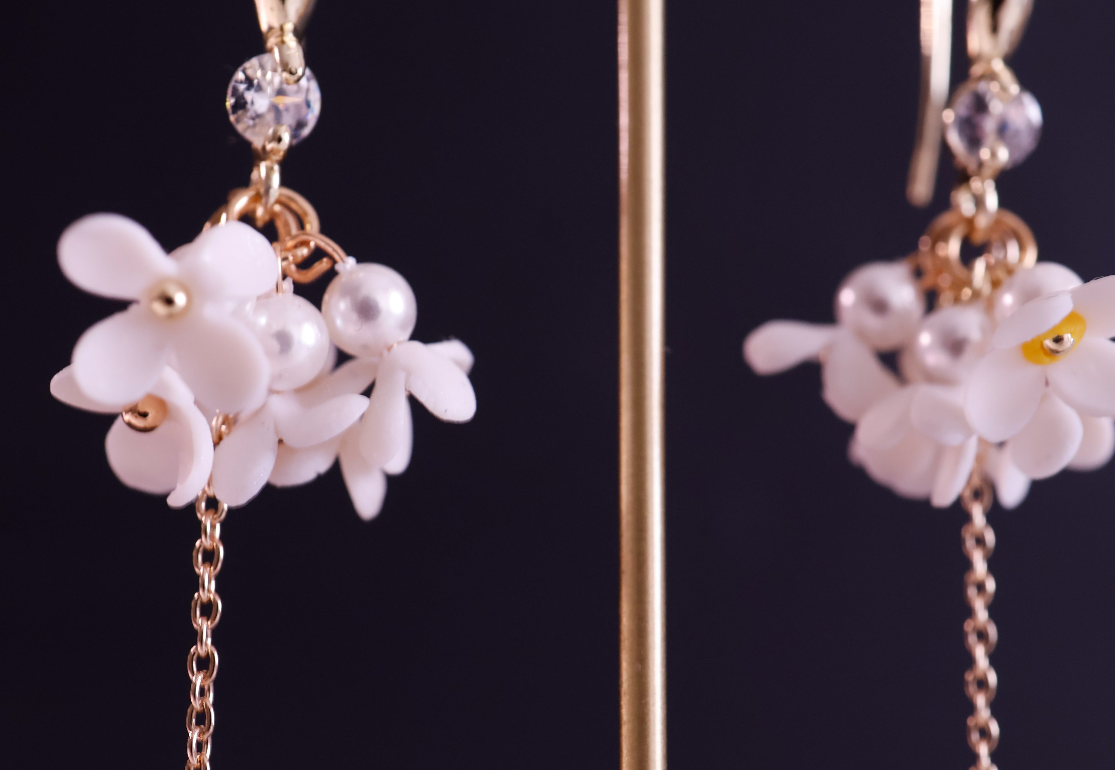 Hayes's pearl white daisy (crystal dangle)