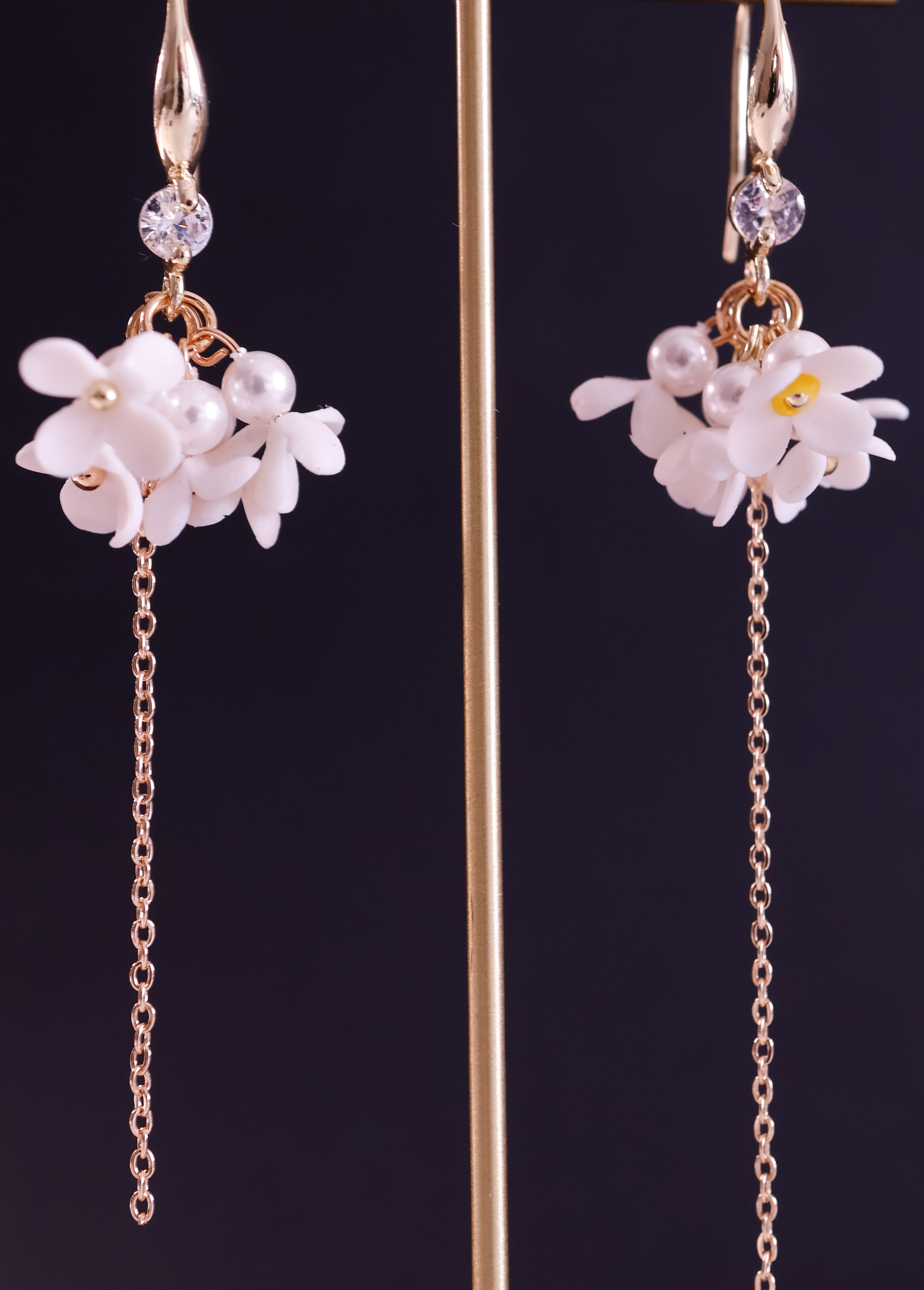 Hayes's pearl white daisy (crystal dangle)