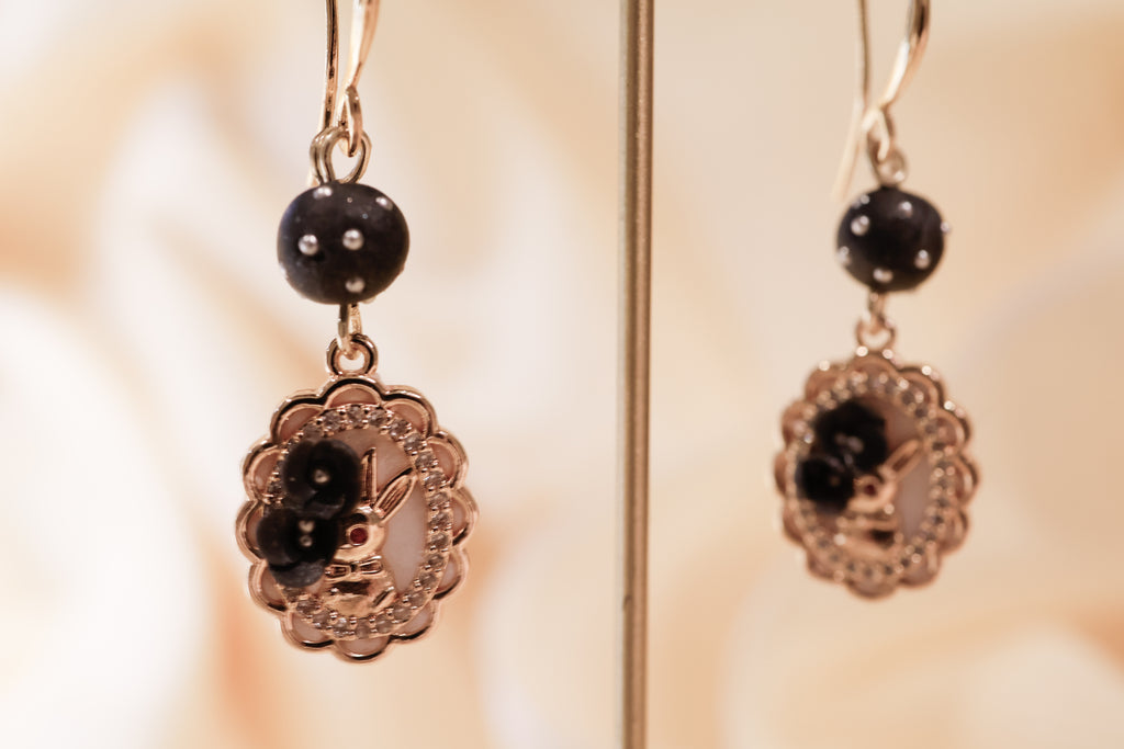 Peek-a-Bunny (black)