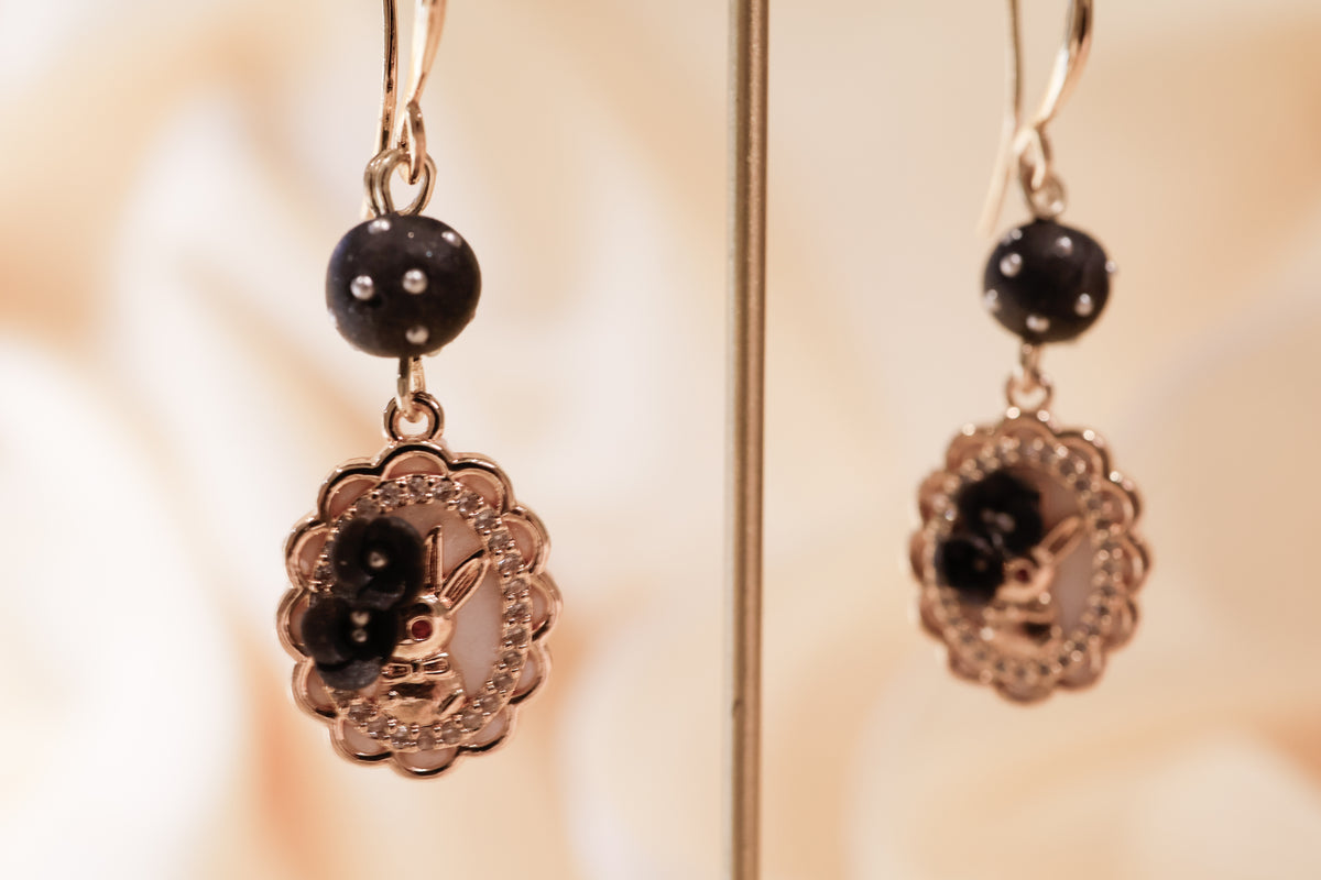 Peek-a-Bunny (black)