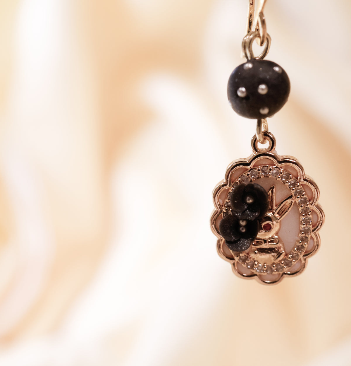 Peek-a-Bunny (black)